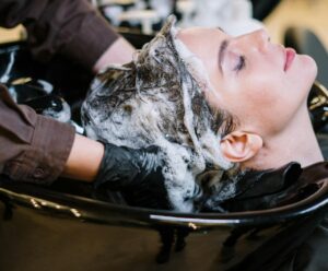 haar wassen bij de kapper