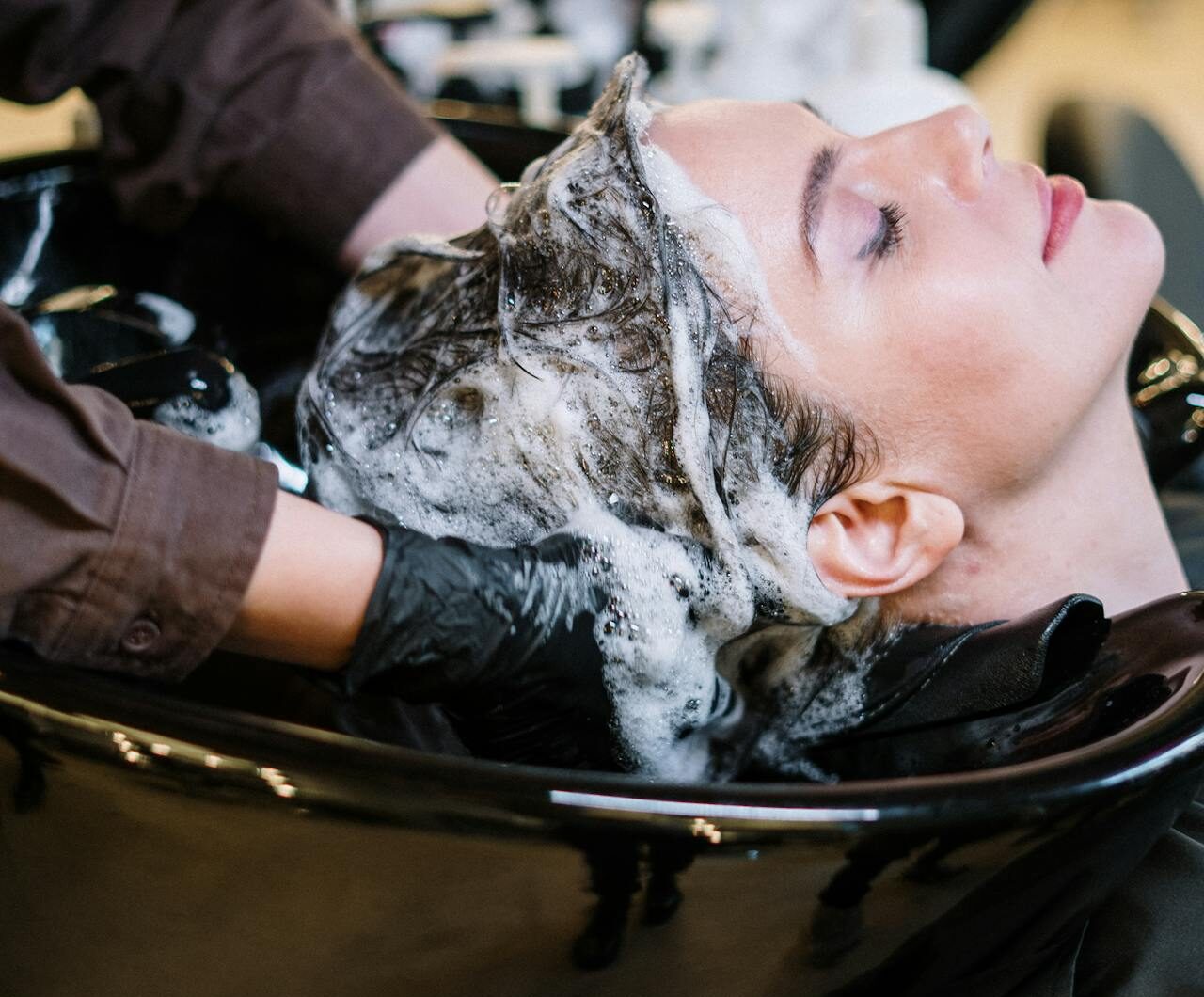 haar wassen bij de kapper